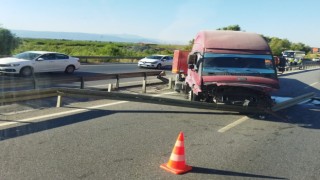 Tır refüje çarpıp, karşı şeride geçti: 1 yaralı