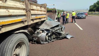Tıra saplanan otomobilden sağ çıktı