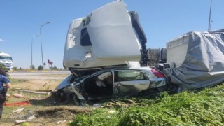 Tırın altında ezilen otomobilde 1 kişi öldü 1 kişi ağır yaralandı