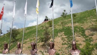Tortum Şelalesine Türk Büyükleri Anıtı