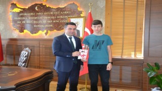 Tosya Kaymakamı Hatam, LGSde Türkiye birincisi olan 2 öğrenciye ödül verdi