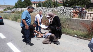 Trafik kazasında yaralanan vatandaşı sıcaktan korumak için başında beklediler