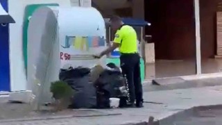 Trafik polisinden duygulandıran hareket: Çöpteki Türk bayrağını alıp ekip aracına bıraktı