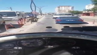 Trafikte şaşırtan anlar: Arızalanan otomobili geri geri çekti