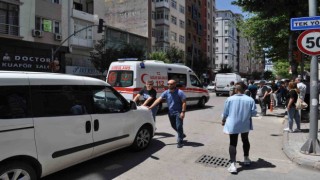 Trafikte sıkışan ambulans güçlükle ana caddeye çıkabildi