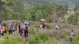 Traktör devrildi, sürücü hayatını kaybetti