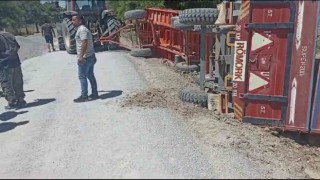 Traktöre bağlı römorklar devrildi, 20 ton mercimek yola saçıldı