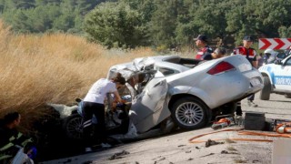 Tuğla yüklü tır ile otomobil çarpıştı: 2 ölü