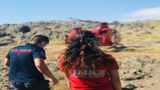 Tuncelide düşen vatandaş, ambulans helikopterle hastaneye kaldırıldı