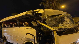 Tur midibüsü park halindeki araçlara çarptı: Rus uyruklu 1 kişi öldü, 1 kişi yaralandı