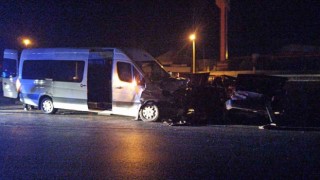 Tur minibüsü otomobille çarpıştı: 1 ölü