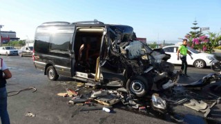 Tur minibüsü tıra arkadan çarptı: 2 ölü, 6sı ağır 10 turist yaralı
