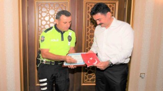 Türk bayrağını çöpten alan polis memuru ödüllendirildi