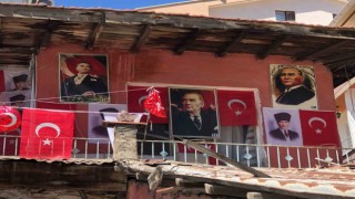 Türk bayrakları ve Atatürk posterleriyle donattığı evi ilgi odağı oldu