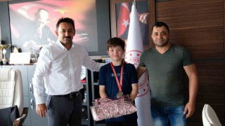 Türkiye ikincisi olan Erzincanlı güreşçiye Gençlik ve Spor İl Müdürü Mumcudan hediye takdimi