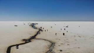 Tuz Gölünde yürüme turizmi sahilleri aratmıyor