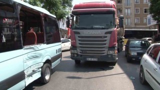 Ümraniyede yolcu dolu dolmuş ile tır çarpıştı: 5 yaralı
