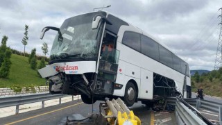 Ümraniyede yolcu otobüsü refüje çıktı: 1 yaralı