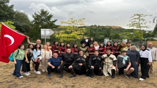 Üniversiteli folklorcular Pragda ayakta alkışlandı