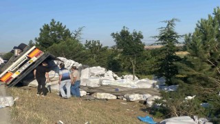Uşakta iplik yüklü tır devrildi: 1 yaralı