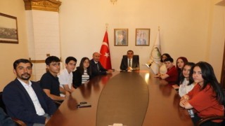 Vali Öksüz, başarılı öğrencileri makamında ağırladı