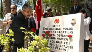 Vali Yılmaz ve Protokol Üyeleri Şehitliği Ziyaret Etti