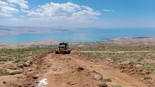 Van Büyükşehir Belediyesi yol çalışmalarını sürdürüyor