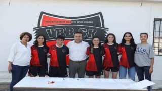 Van Büyükşehir Belediyespor Kadın Futbol Takımında toplu imza töreni