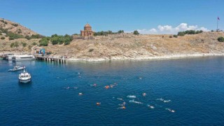 Van Denizi Yüzme Festivali renkli görüntülerle sona erdi