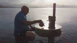 Van Gölünde günbatımına karşı semaver keyfi