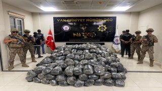 Vanda 2 ton esrar ele geçirildi