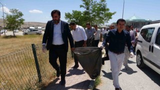 Vandaki hastane yöneticileri çevre temizliği yaptı