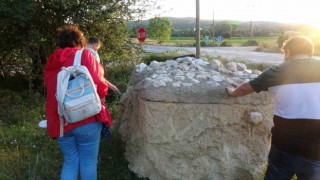 Vatandaş lahit mezar sandı, üzerine beton dökülmüş kayaç çıktı