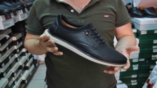 Vatandaş yaz aylarında hafif ve ince tabanlı ayakkabıları tercih ediyor