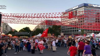 Vatandaşlar 15 Temmuzun yıldönümümde Kızılayda toplandı