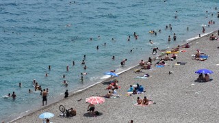 Vatandaşlar ve Turistler Sahilleri Doldurdu