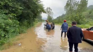 Vatandaşları kurtarmaya giden jandarma çayda mahsur kaldı