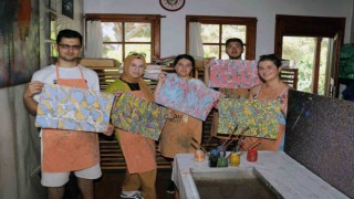 Yabancı öğrenciler ‘Ebru sanatını öğreniyor