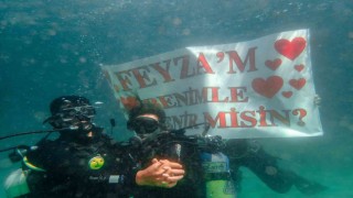 Yalovada su altında romantik evlilik teklifi