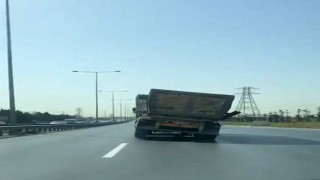 Yamuk ilerleyen hafriyat kamyonunun tehlikeli yolculuğu kameraya yansıdı