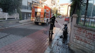 Yanan motosiklet hurdaya döndü