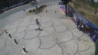 Yapımı yıllardır devam eden Tuzla-Kaynarca-Pendik metro inşaatının reklam panosu bir yılda 10 kez değiştirildi