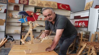 Yaptığı ahşap oyuncaklara ömrü boyunca garanti veriyor, plastik oyuncaklara karşı çıkıyor