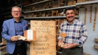 Yaptığı oyuncaklarla çocukların yüzünü güldürüyor