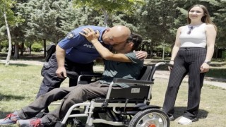 Yardımsever polis memuru engelli genci akülü sandalyesine kavuşturdu