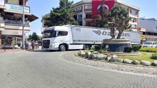 Yasak yola giren tır trafiği tıkadı