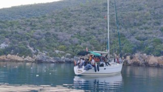 Yelkenli teknede 69 göçmen yakalandı