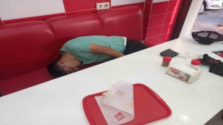 Yemek yerken sızdı, ekipleri harekete geçirdi