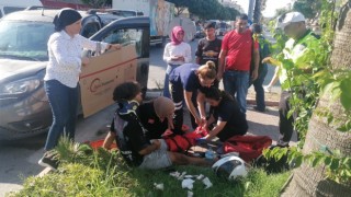 Yerde acı içerisindeki yaralıyı yakıcı güneşten kartonla korudular