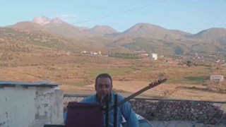 Yerel sanatçı Erciyeste kurda kuşa konser verdi